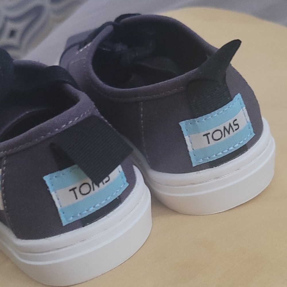 New kids shoes12 youth - Picture 2 of 5
